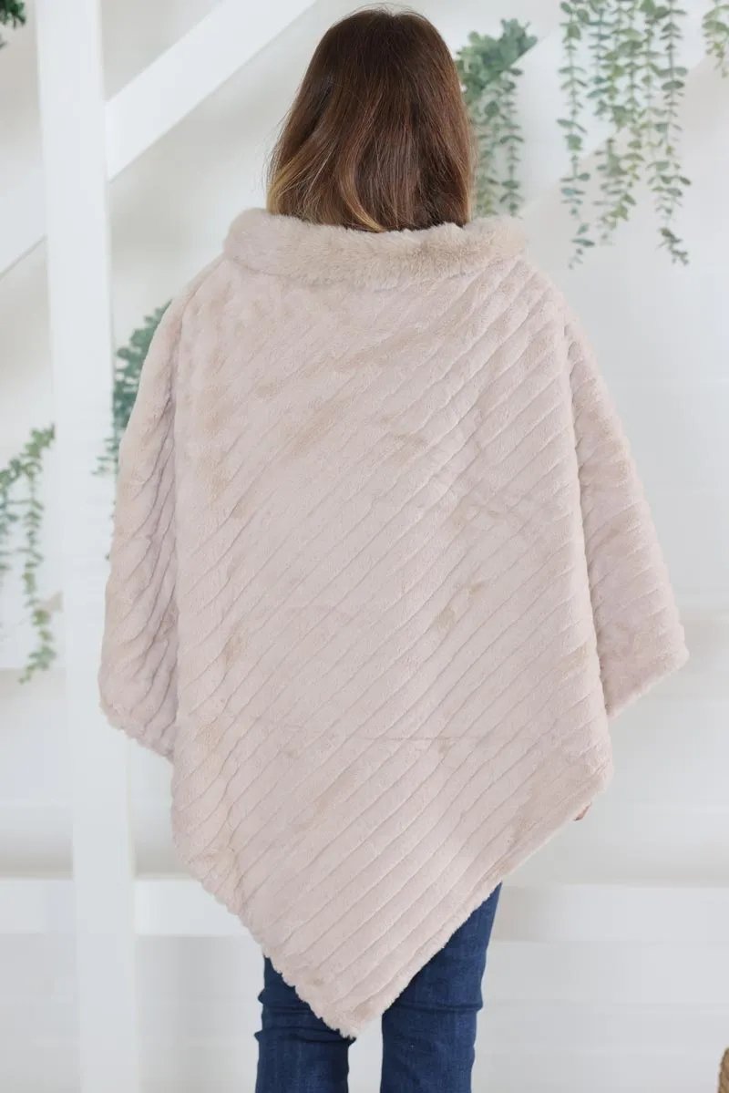 Poncho fausse fourrure beige