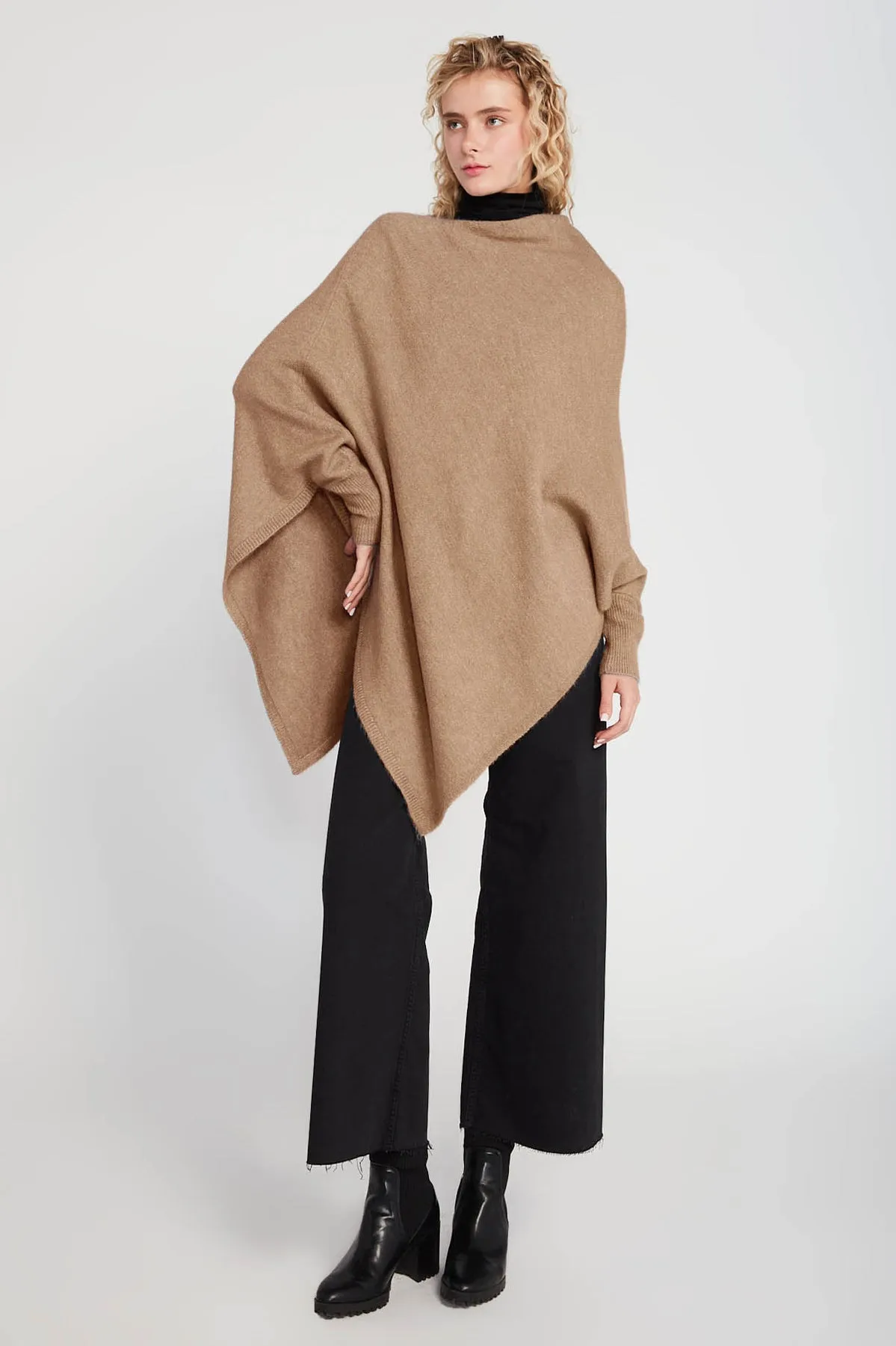 TRIANGLE PONCHO W/ SLEEVES