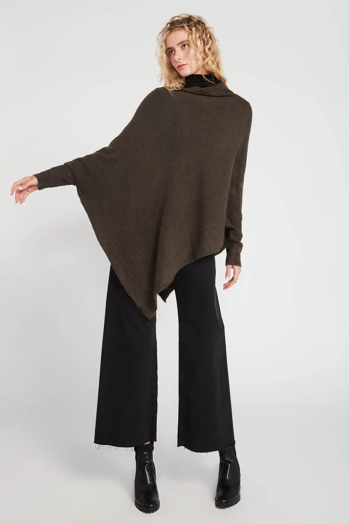 TRIANGLE PONCHO W/ SLEEVES