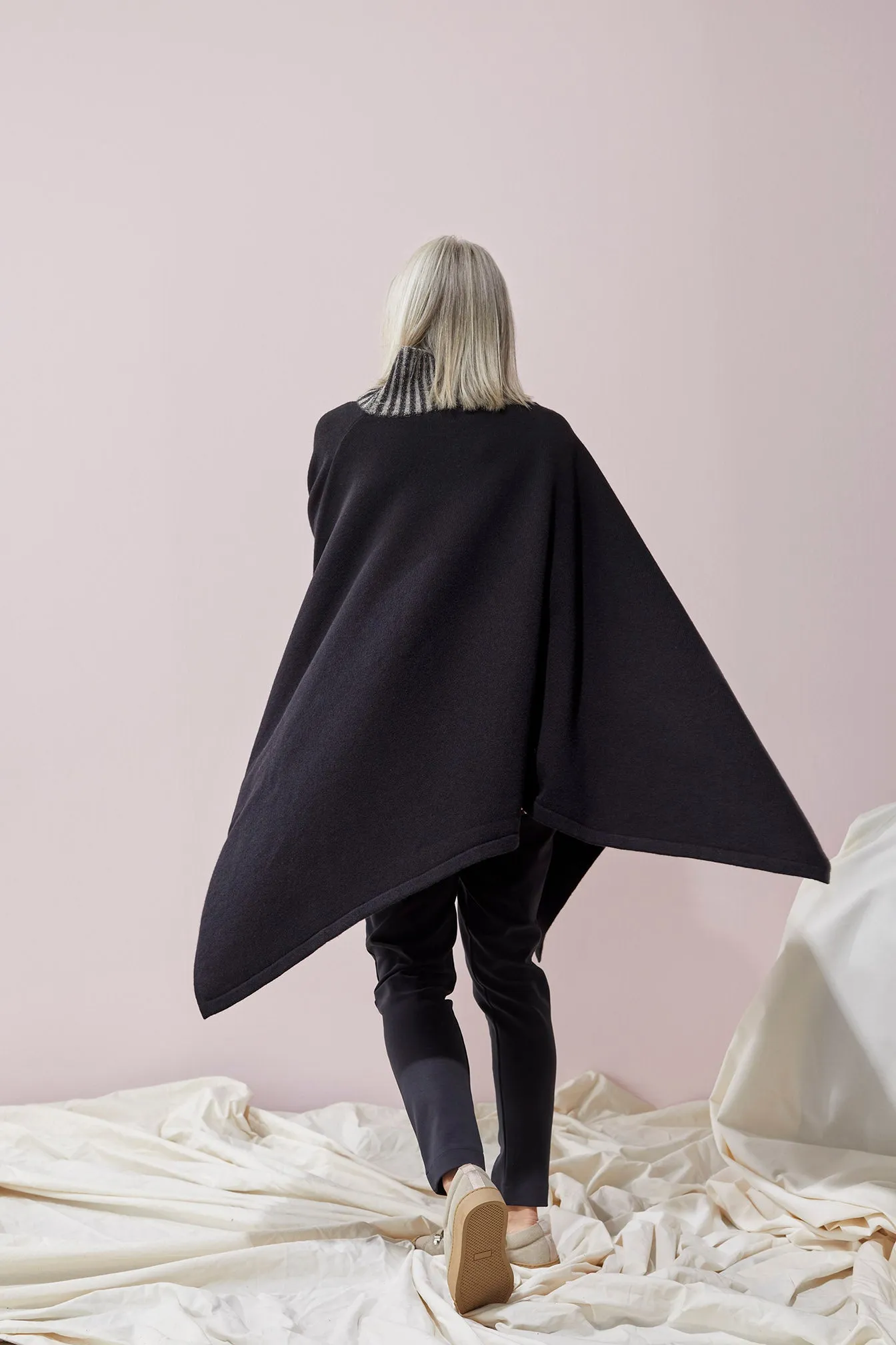 Turtle Knit Poncho Black/Light Sand