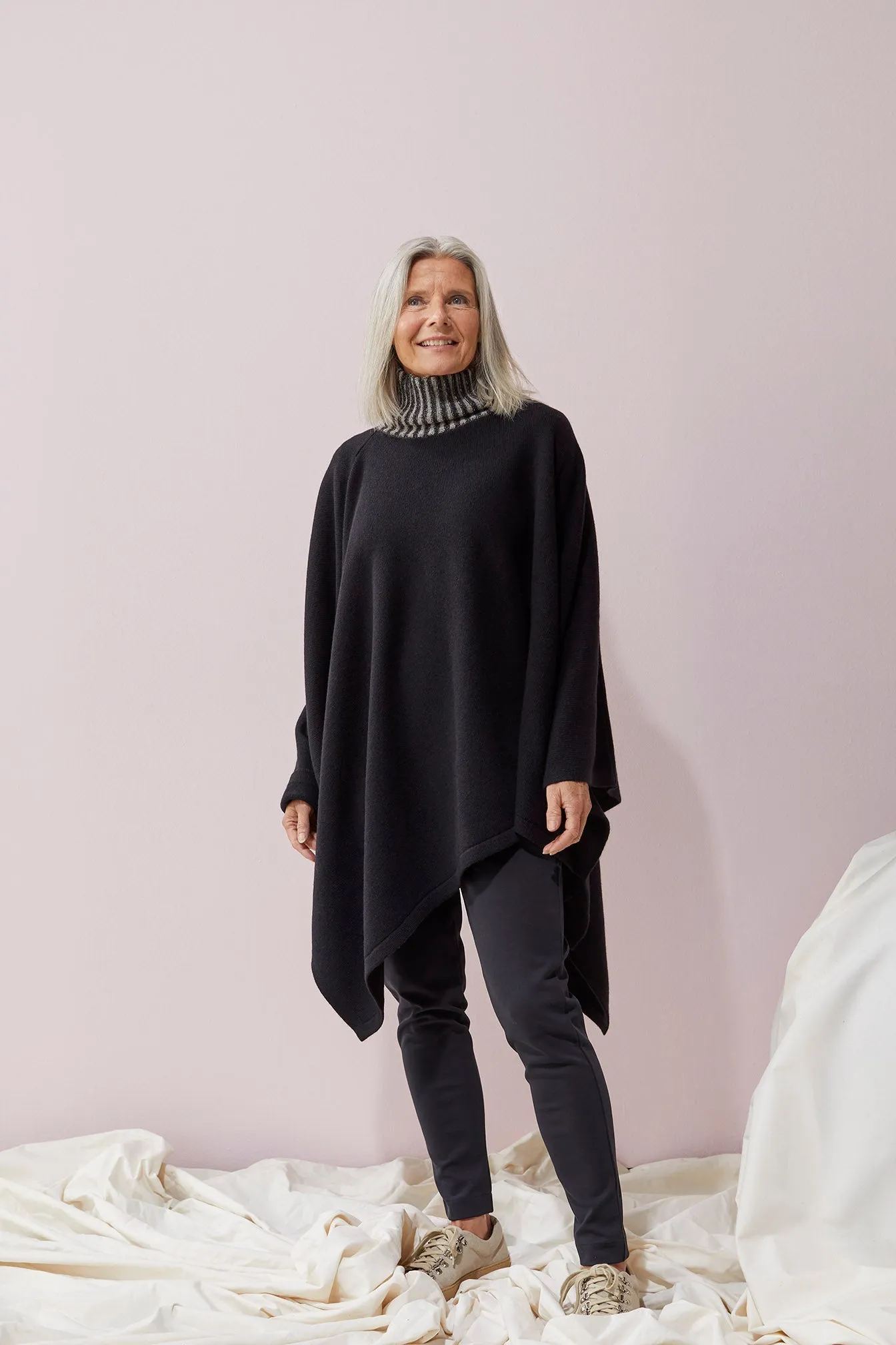 Turtle Knit Poncho Black/Light Sand